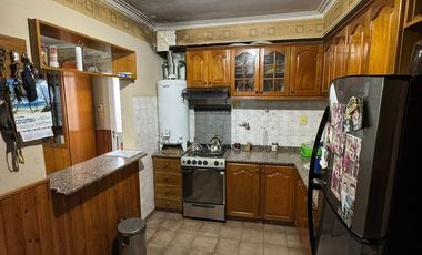 VENTA CASA 4 DORMITORIOS - BARRIO ESTE.-