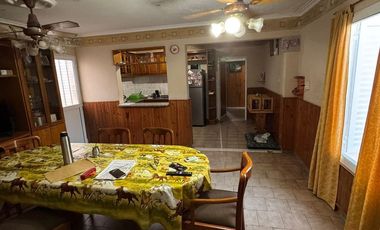 VENTA CASA 4 DORMITORIOS - BARRIO ESTE.-