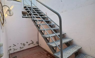 VENTA CASA 4 DORMITORIOS - BARRIO ESTE.-