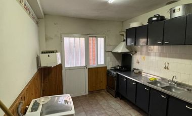 VENTA CASA 4 DORMITORIOS - BARRIO ESTE.-