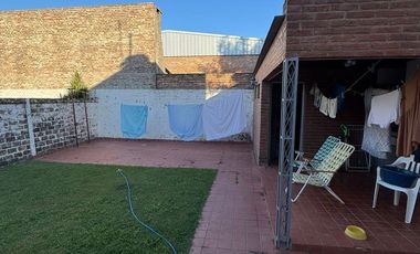 VENTA CASA 4 DORMITORIOS - BARRIO ESTE.-