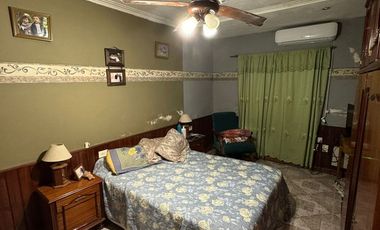 VENTA CASA 4 DORMITORIOS - BARRIO ESTE.-