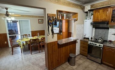VENTA CASA 4 DORMITORIOS - BARRIO ESTE.-
