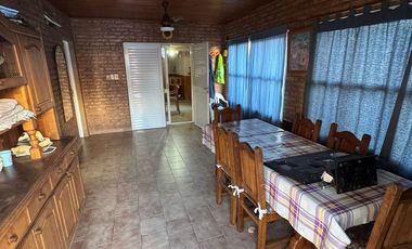 VENTA CASA 4 DORMITORIOS - BARRIO ESTE.-