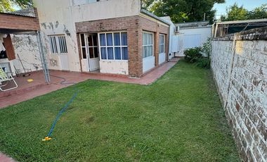 VENTA CASA 4 DORMITORIOS - BARRIO ESTE.-