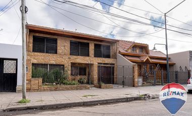 CASA 5 AMB, 8.66 x 37 C/COCHERA Y JARDÍN.