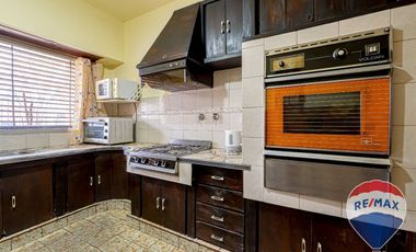 CASA 5 AMB, 8.66 x 37 C/COCHERA Y JARDÍN.