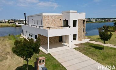 Casa a estrenar en Riberas Puertos a la laguna