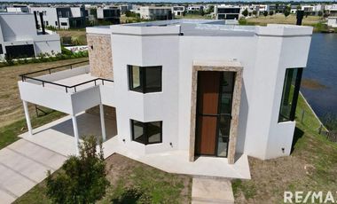 Casa a estrenar en Riberas Puertos a la laguna