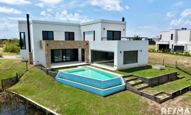 Casa a estrenar en Riberas Puertos a la laguna