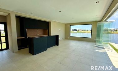 Casa a estrenar en Riberas Puertos a la laguna