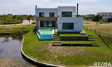 Casa a estrenar en Riberas Puertos a la laguna