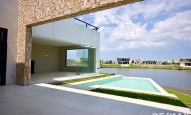 Casa a estrenar en Riberas Puertos a la laguna