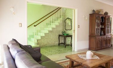 CASA 5 DORMITORIOS EN CENTRO DE CAÑUELAS