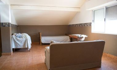 CASA 5 DORMITORIOS EN CENTRO DE CAÑUELAS