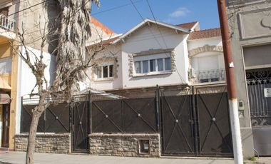 CASA 5 DORMITORIOS EN CENTRO DE CAÑUELAS