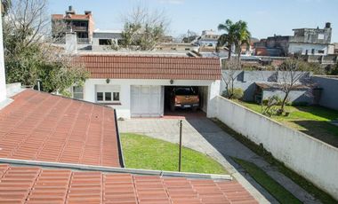 CASA 5 DORMITORIOS EN CENTRO DE CAÑUELAS