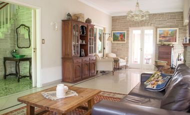 CASA 5 DORMITORIOS EN CENTRO DE CAÑUELAS