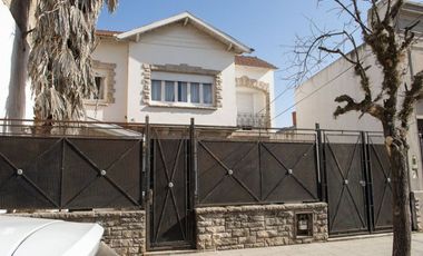 CASA 5 DORMITORIOS EN CENTRO DE CAÑUELAS
