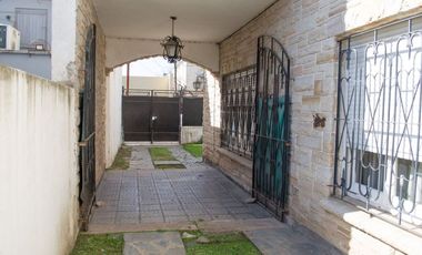 CASA 5 DORMITORIOS EN CENTRO DE CAÑUELAS