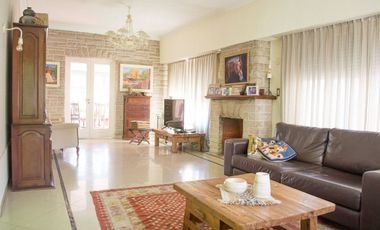 CASA 5 DORMITORIOS EN CENTRO DE CAÑUELAS