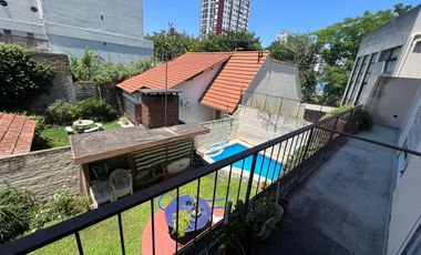 Tríplex Señorial con Cochera y Jardín en Wilde