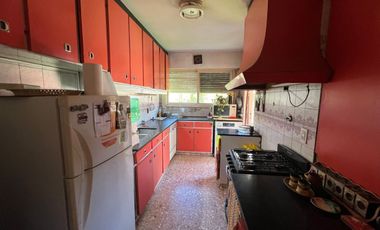 Tríplex Señorial con Cochera y Jardín en Wilde