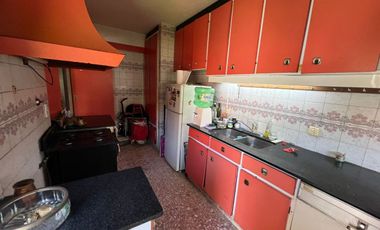 Tríplex Señorial con Cochera y Jardín en Wilde