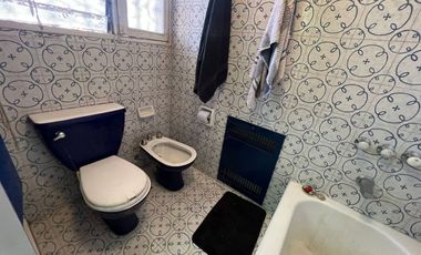 Tríplex Señorial con Cochera y Jardín en Wilde