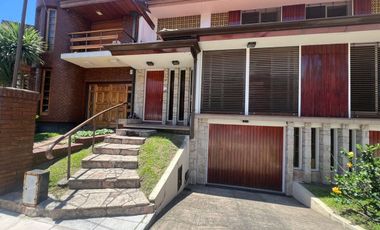 Tríplex Señorial con Cochera y Jardín en Wilde