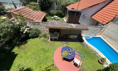 Tríplex Señorial con Cochera y Jardín en Wilde