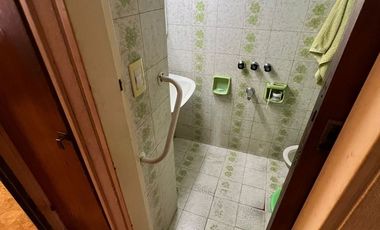 Tríplex Señorial con Cochera y Jardín en Wilde