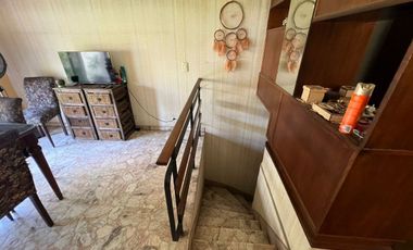 Tríplex Señorial con Cochera y Jardín en Wilde