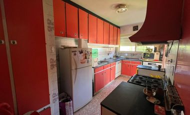 Tríplex Señorial con Cochera y Jardín en Wilde