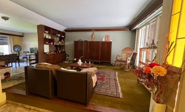 Tríplex Señorial con Cochera y Jardín en Wilde