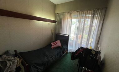 Tríplex Señorial con Cochera y Jardín en Wilde