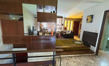 Tríplex Señorial con Cochera y Jardín en Wilde