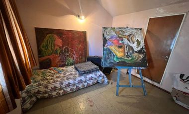 Tríplex Señorial con Cochera y Jardín en Wilde