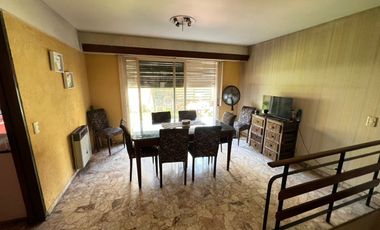 Tríplex Señorial con Cochera y Jardín en Wilde