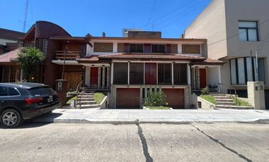 Tríplex Señorial con Cochera y Jardín en Wilde