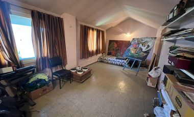 Tríplex Señorial con Cochera y Jardín en Wilde