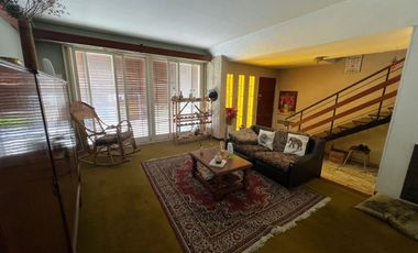 Tríplex Señorial con Cochera y Jardín en Wilde