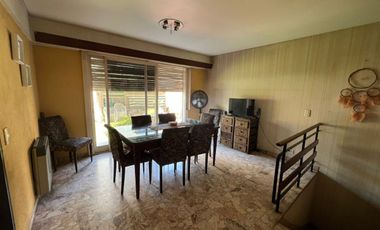 Tríplex Señorial con Cochera y Jardín en Wilde