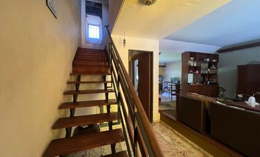 Tríplex Señorial con Cochera y Jardín en Wilde