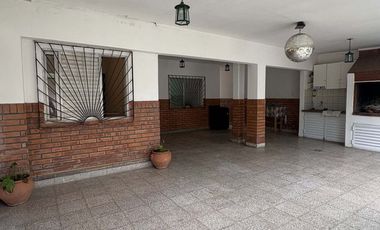 Venta de Casa 4 Dormitorios, Pileta y Quincho