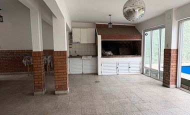 Venta de Casa 4 Dormitorios, Pileta y Quincho