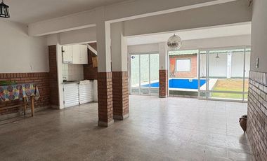 Venta de Casa 4 Dormitorios, Pileta y Quincho