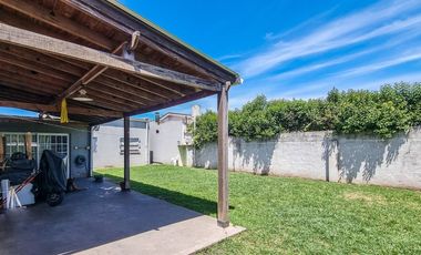 CASA 3 AMBIENTES VENTA LOBOS CON JARDIN Y QUINCHO