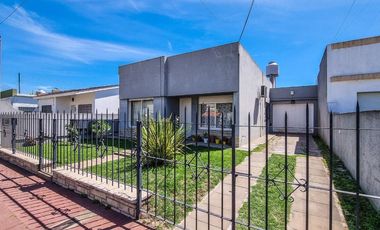 CASA 3 AMBIENTES VENTA LOBOS CON JARDIN Y QUINCHO