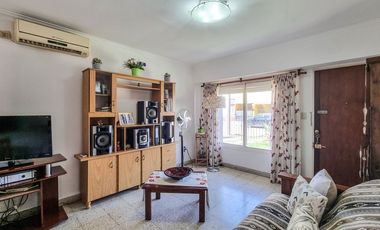 CASA 3 AMBIENTES VENTA LOBOS CON JARDIN Y QUINCHO